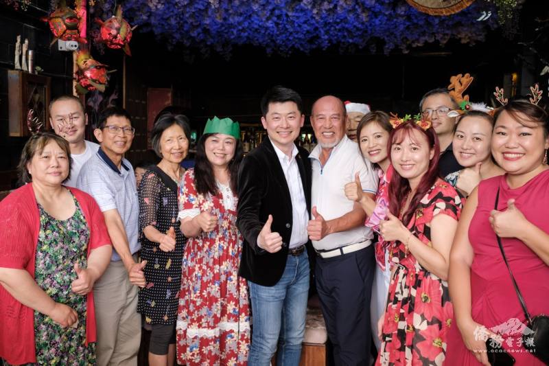 雪梨客家會全體理監事與辦事處處長吳正偉、僑務委員葉義深合影