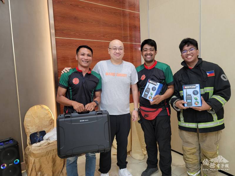 李益群(左2)頒贈獎品予摸彩活動幸運兒