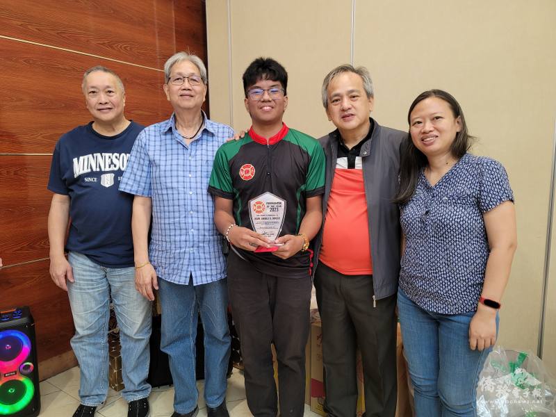 林國賢(左1)、陳茂忠(左2)、趙婉萍(右1)、莊名莊(右2)頒贈2023年傑出消防員獎盃及紅包獎金予洪希洛(中)