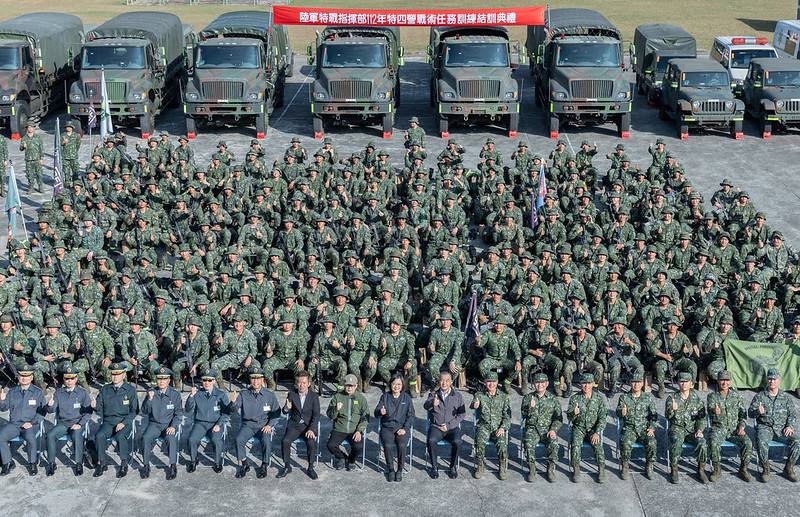 總統與出席人員合影