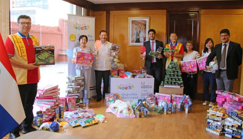 大使韓志正與亞松森多位僑界先進，在巴拉圭第一夫人辦公室的協力之下，與巴拉圭兒童和青少年部（MINNA）所倡議的玩具銀行計畫合作。(駐巴拉圭大使館提供)