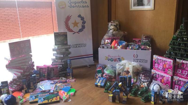 在駐巴拉圭大使館與亞松森僑界協力合作下，捐贈累積超過1,500件的各式益智玩具、文具、書籍、美術材料等多樣禮品。(駐巴拉圭大使館提供)