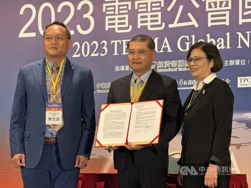 TEEMA Chairman Richard Lee (center) holds the MOU at a ceremony in Taipei on Friday.