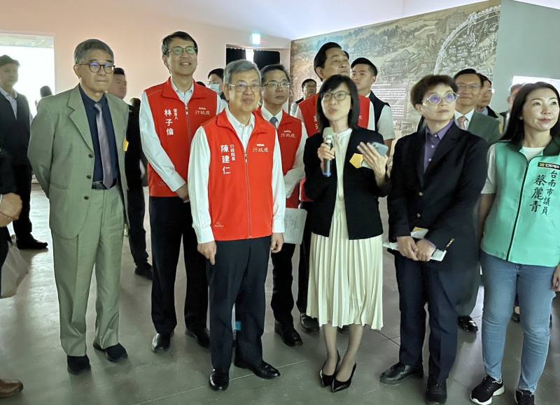 行政院長陳建仁於「千載南逢—故宮國寶佇臺南」開幕活動聆聽導覽解說