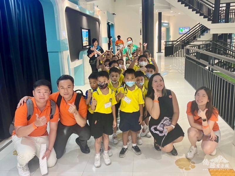 青商會幹部與學童們合照(左一起 : 副會長蔡士侖、秘書長黃純康、會長許家瑋、輔導會長齊于婷)