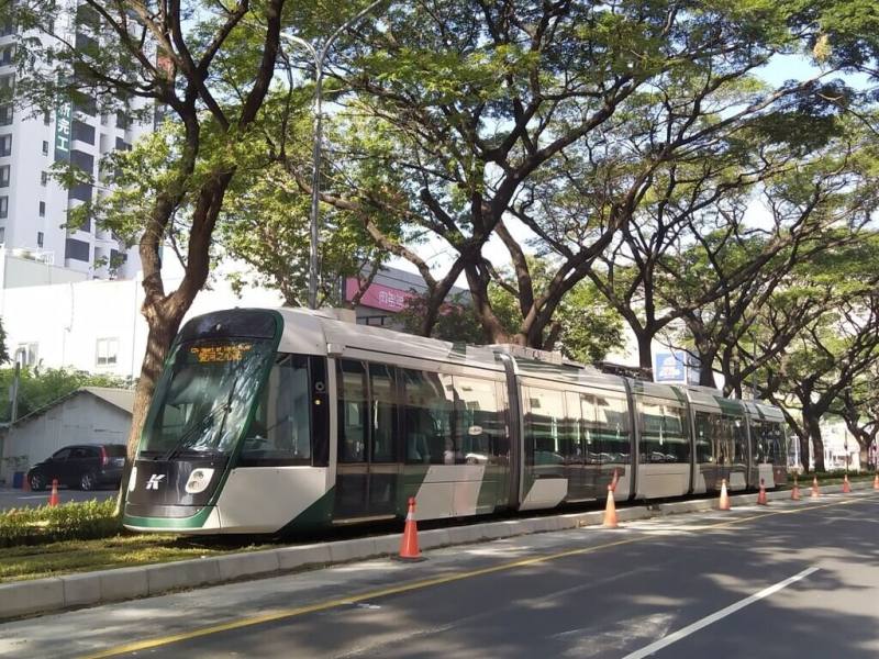 高雄環狀輕軌將完成最後一哩路的大順路段工程，預計2024年元旦全線通車，達成「輕軌成圓」目標。（高雄市捷運局提供）
