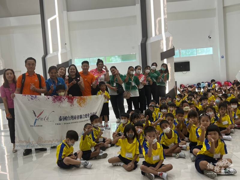 火種教會同工、青商會幹部及師生們合照