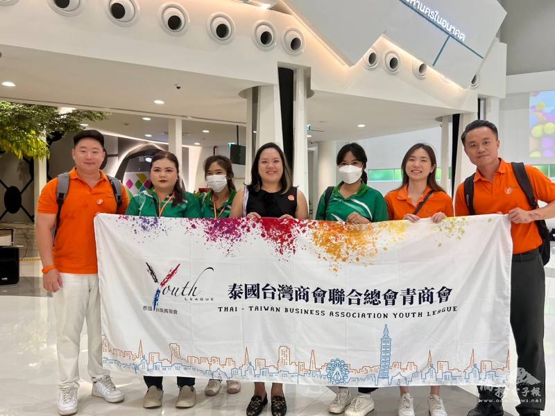 泰國青商會幹部與老師們合影