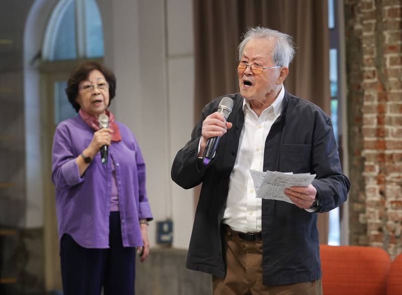 作家黃春明（右）15日與妻子林美音（左）一同在台北出席「撢亮星空的菅芒花：黃春明詩話撕畫」新書發表會，兩人現場合唱「淡水暮色」、「丟丟銅仔」等歌曲，和與會者同樂。