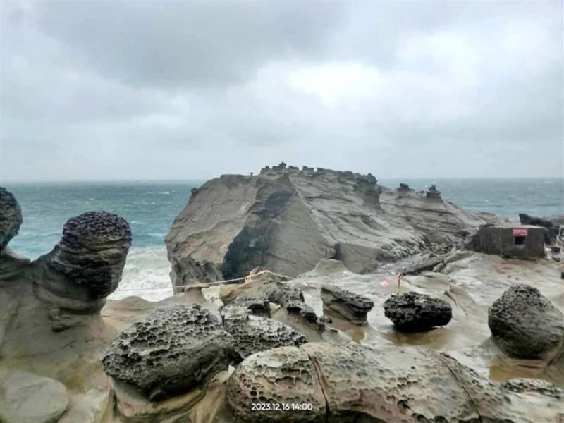 新北市瑞芳區知名景點「象鼻岩」16日下午發生鼻頭部分岩體斷裂落海，目前外觀已無法看出象鼻模樣。（瑞芳區公所提供）