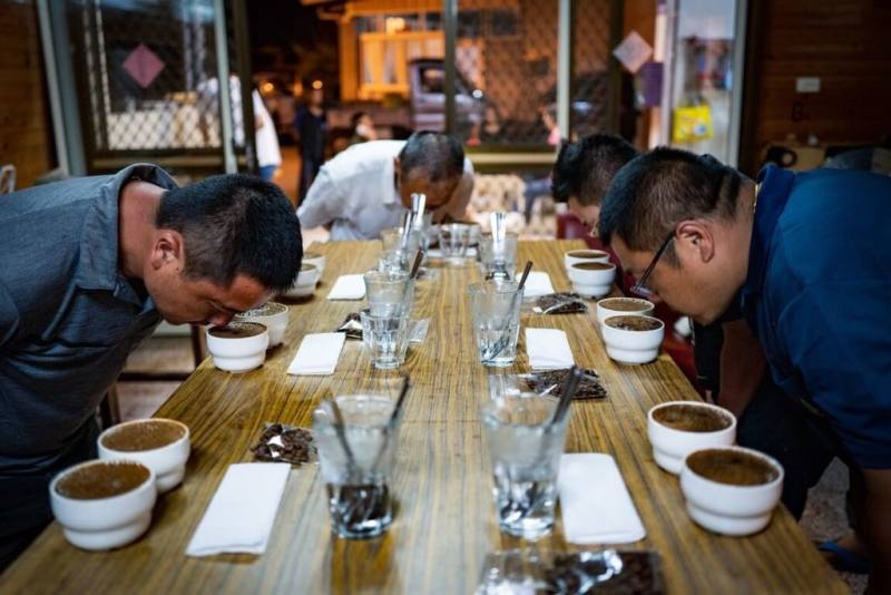 官方首名杯測師劉千如說，現在台灣咖啡農很多具備杯測能力、考取杯測師、成為講師，從而懂得推什麼品種好，分辨栽培、後製做得好不好、要賣多少錢等。（花囍田咖啡莊園提供）