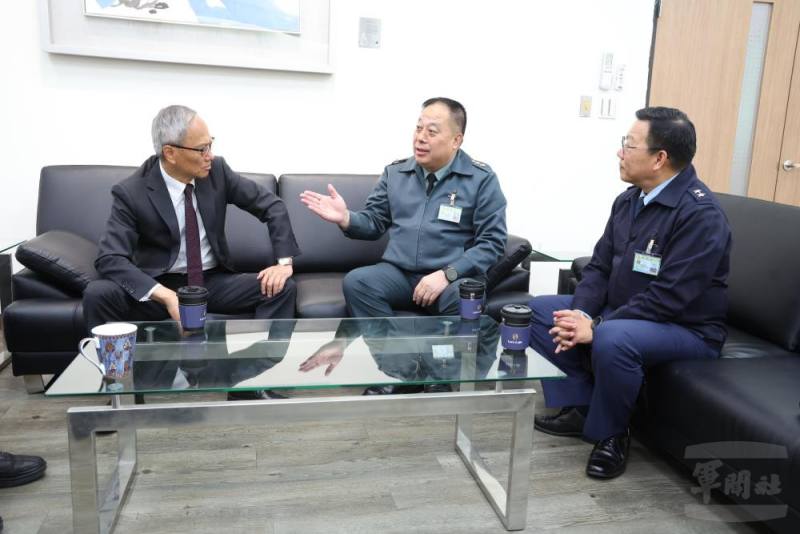 徐副部長與典試委員長吳新興意見交流