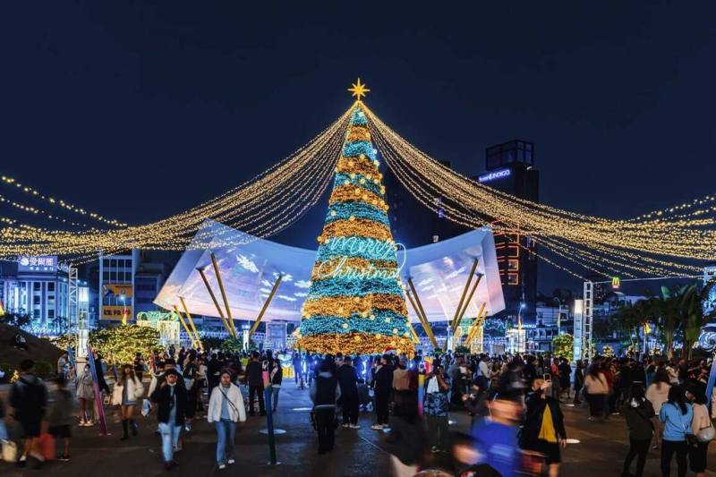 高雄市今年結合耶誕節、跨年晚會，推出「高雄聖誕跨年嘉年華」活動，中山路沿線布置燈光作品，中央公園內近25公尺耶誕樹15日點燈，吸引不少民眾駐足拍照。（高雄市文化局提供）