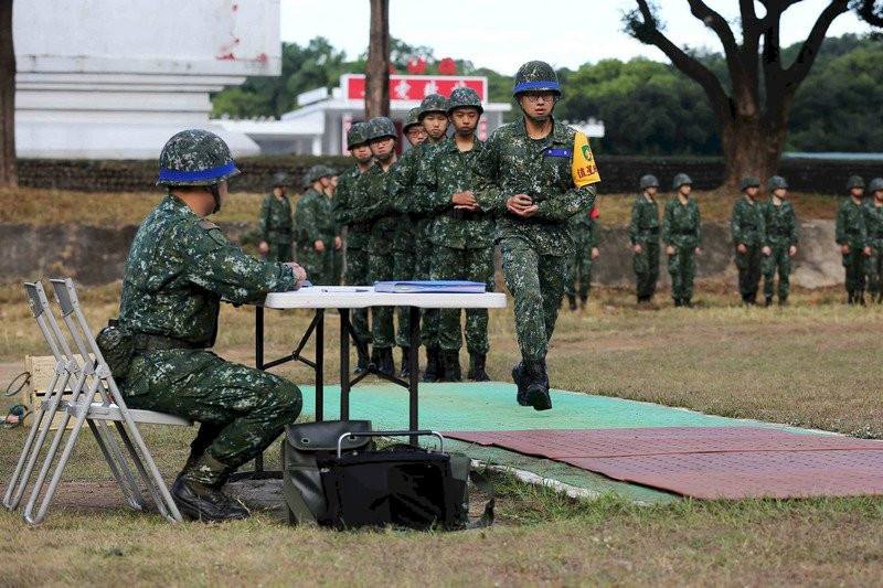 圖為義務役新兵訓練執行投擲手榴彈鑑測。(資料照片/CNA)
