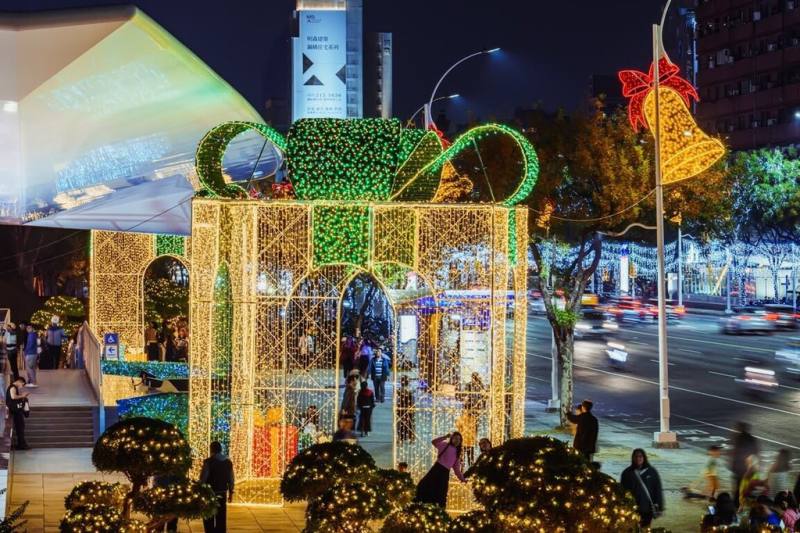 高雄市今年結合耶誕節、跨年晚會，推出「高雄聖誕跨年嘉年華」活動，中山路沿線布置10組燈光作品。圖為靠近中山路的作品「心願聖誕盒」。（高雄市文化局提供）