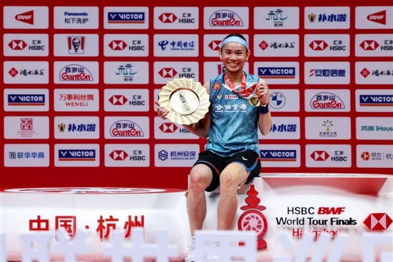 Taiwanese badminton star Tai Tzu-ying displays her fourth BWF World Tour Finals gold medal and trophy on Sunday. Photo courtesy of BadmintonPhoto