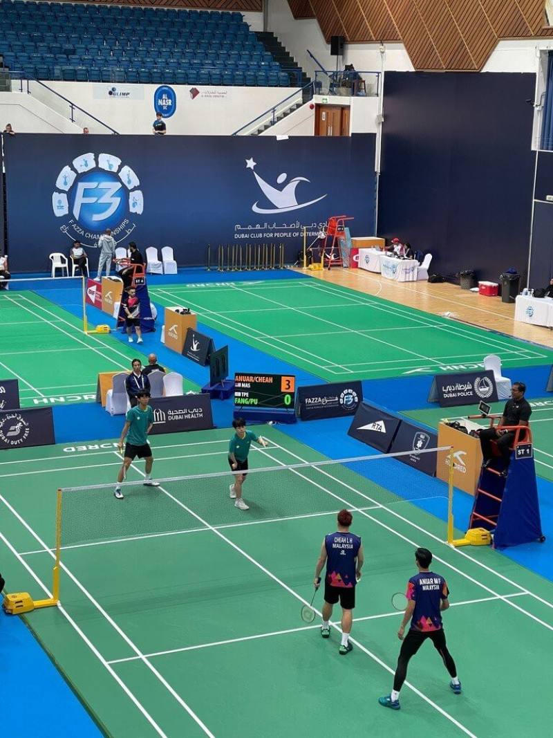 「2023杜拜帕拉羽球國際賽」於12月13日至17日在杜拜舉行，台灣派出羽球國家代表隊7名選手出賽。選手方振宇、蒲貴煜（圖中穿著青綠色賽服者）出場比賽，與馬來西亞好手交鋒，爭奪男子雙打金牌戰，最終台灣選手拿下銀牌。（駐杜拜台北商務辦事處提供）