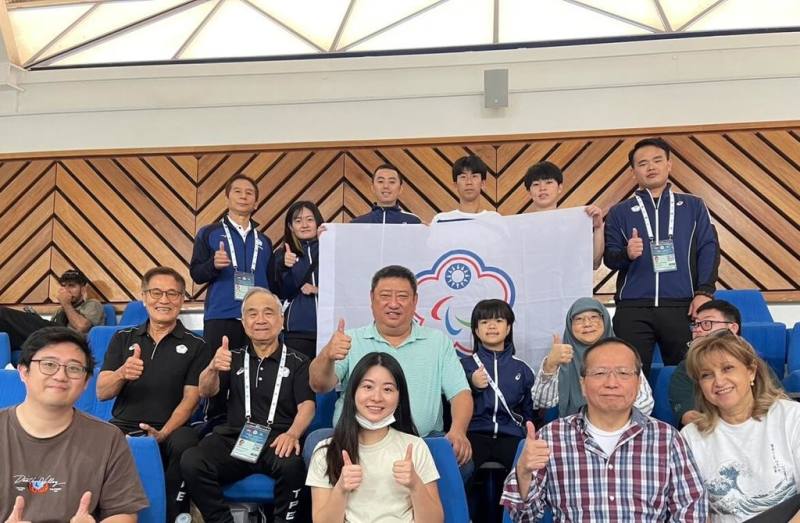 「2023杜拜帕拉羽球國際賽」於12月13日至17日在杜拜舉行，台灣派出羽球國家代表隊7名選手出賽，駐杜拜台北商務辦事處處長張治平（2排左3）偕同仁到場加油，與選手、教練、領隊及防護員合影。（駐杜拜台北商務辦事處提供）