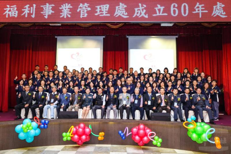 柏副部長、政戰局長陳中將與福利處貴賓、同仁們合影。（軍聞社記者周昇煒攝）