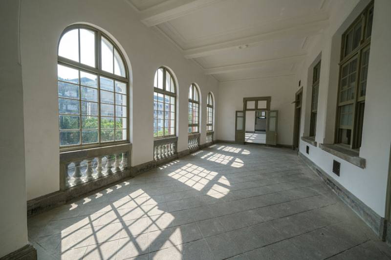 This photo shows a second-floor corridor in the Taiwan Prefectural Hall. In the era of Japanese rule, one could gaze out from here and see all the way to Yushan.