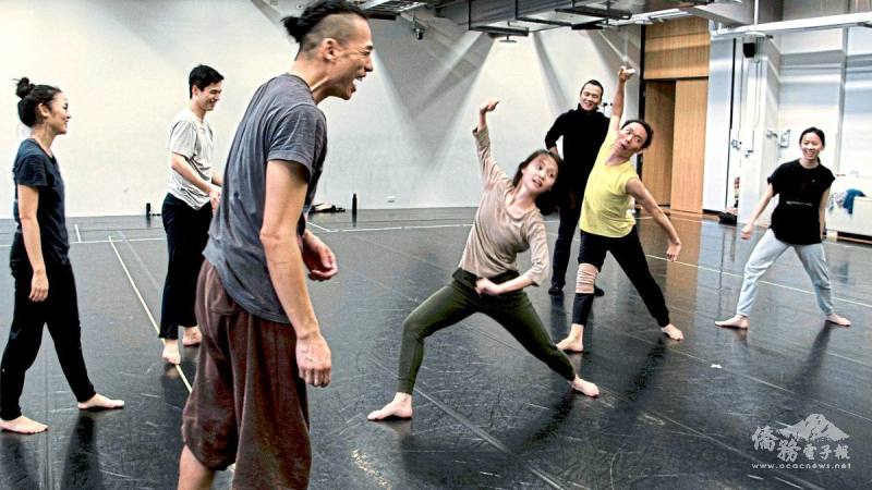 雲門舞集團員為了與維也納國家芭蕾舞團合作演出，於練舞室辛苦地排練(Caspar Pfaundler先生提供)