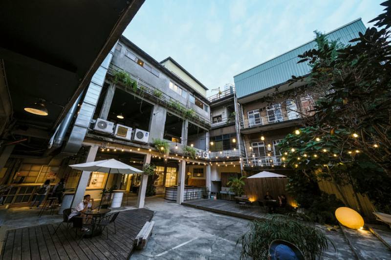 Fusion Space 1962 has preserved the structure of the old factory building where it is located and brought together interesting little shops to become a center for life aesthetics in Taichung’s old town.