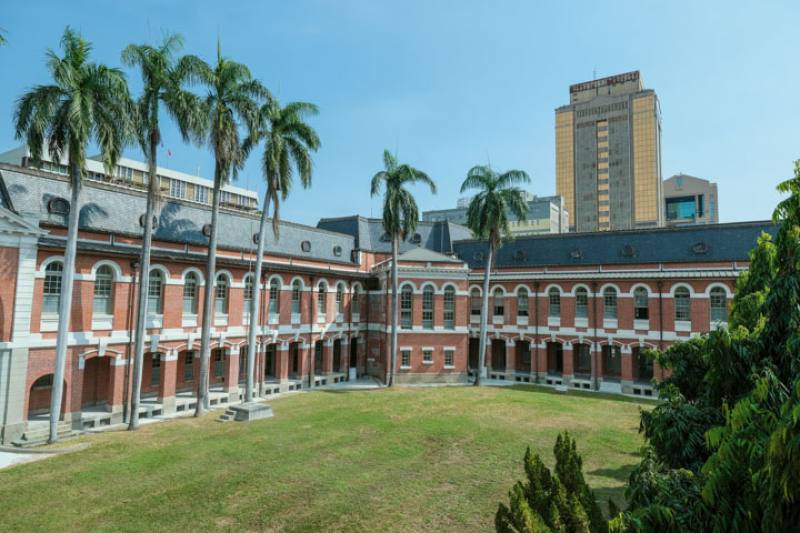 After many years of restoration work, the Taichung Prefectural Hall has regained its former glory. Visitors can tour the building by appointment and get a first-hand sense of its magnificence.