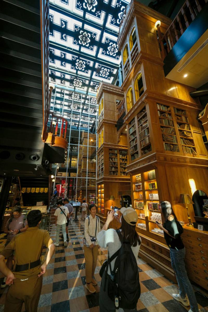 The Mayahara building, which was an eye clinic in the Japanese era, has its own unique atmosphere with wooden bookcases and a high glass ceiling. It attracts many tourists.