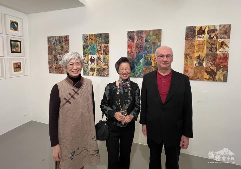 駐奧地利代表處大使張小月(中)受邀出席知名紀錄片《Just Be There》的終場播映會及接待會，與紀錄片導演Caspar Pfaundler先生(右)於現場熱切交流及合影