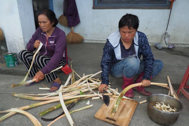 Covered with thorns, yellow rattan is hard to handle, but its heart is a popular ingredient in many restaurants’ spare rib soups.