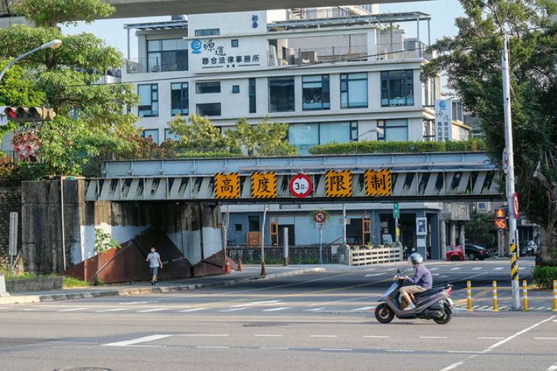 The iron bridge that carried the railway over Minzu Road was a part of the scenery of daily life for local residents.