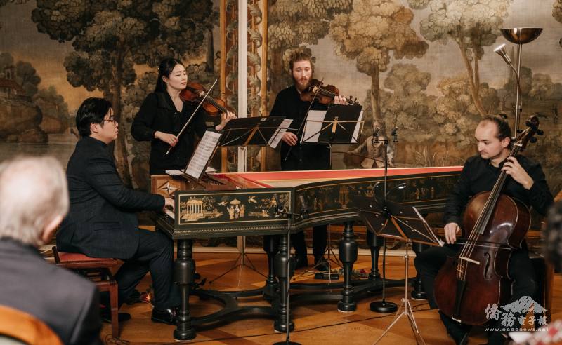 四位古樂家(巴洛克小提琴:Shio Ohshita 大下詩央,巴洛克小提琴:Edi Kotler,巴洛克大提琴:Martin Jantzen, 大鍵琴/古鋼琴:Tung-Han Hu 胡東瀚)
在被歷史鍵盤樂器圍繞的巴洛克宮廷中一同演出