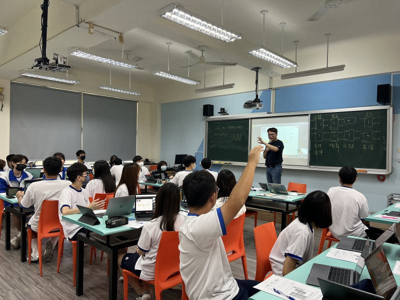 高雄市立三民高中教師透過「虛實整合情境學習」教授半導體概論