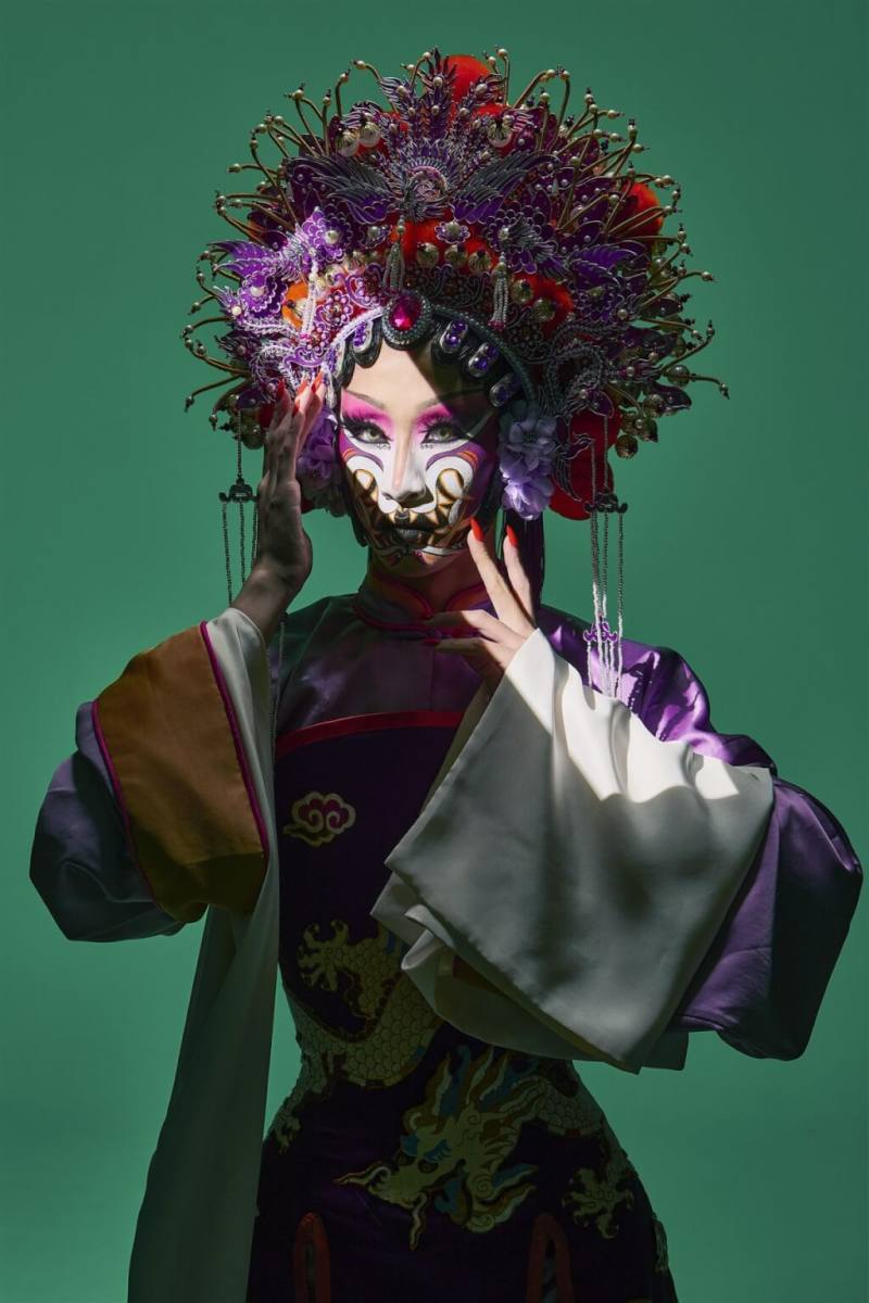 變裝皇后妮妃雅喜歡將台灣特色巧妙融入造型，特別是廟宇、臉譜等。（妮妃雅提供）