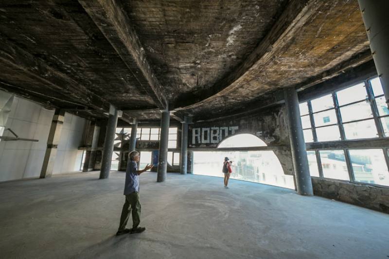 Nanye Dance Hall was a modern entertainment venue back in the 1960s. Although it lay unused for a time, today its facade has been renovated and it is available for new purposes.