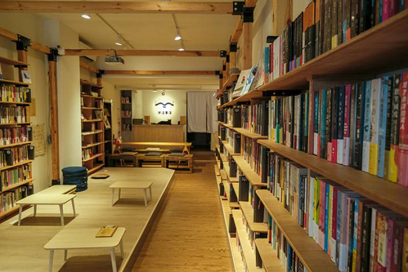 Taichung’s old town is well-suited to leisurely strolling. It offers a combination of old and new, such as this chic independent bookstore and the century-old cast-iron decorations on the Zhongshan Green Bridge.