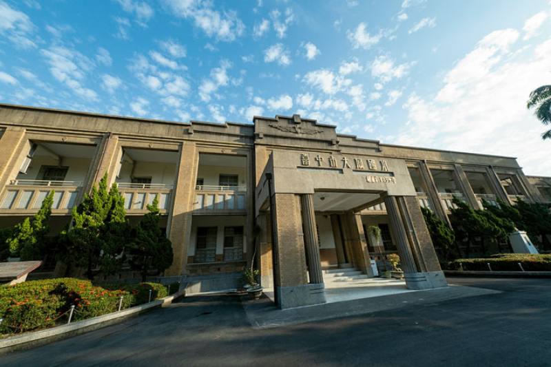 Da Tung Elementary School, founded in 1899, still preserves its elegant school building dating back to the Japanese era.