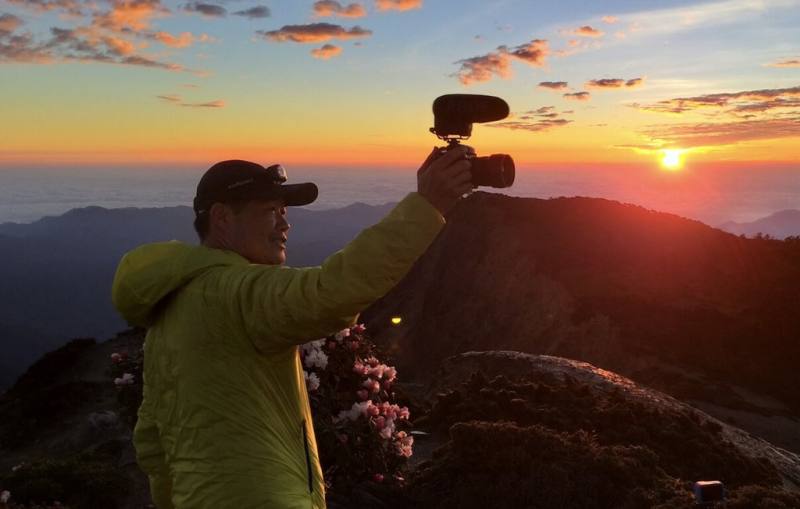 導演楊守義入行以來一直上山下海，他說拍攝紀錄片「赤心巔峰」是圓夢，才能用台灣人的視角記錄下中央山脈的神祕美麗。（活水文化提供）