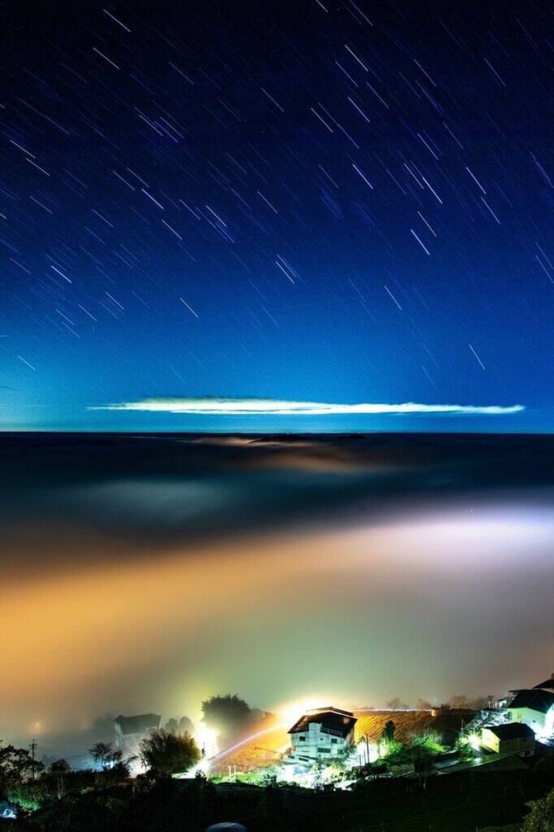 攝影師蘇再明自17日晚間就守在嘉義縣竹崎鄉中和村石棹民宿區，捕捉山間自然美景，一路守候到18日清晨，拍下星軌、琉璃雲瀑等美麗畫面。（蘇再明提供）