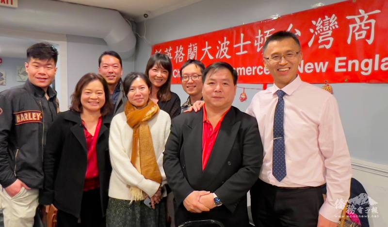 新英格蘭大波士頓臺灣商會會長王志維(右一起)和副會長蔡高進，歐怡君(前右三)，以及理事張惠雯，高名震，(後左起)林才民、林思妤，Anson Peng