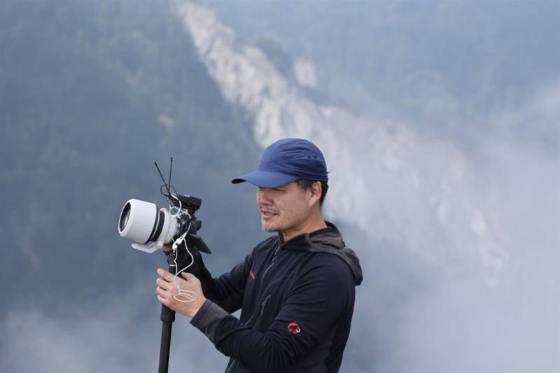 導演楊守義拍攝的紀錄片種類多元，最新作品「赤心巔峰」是拍攝8天半完成中央山脈大縱走的過程。（活水文化提供）