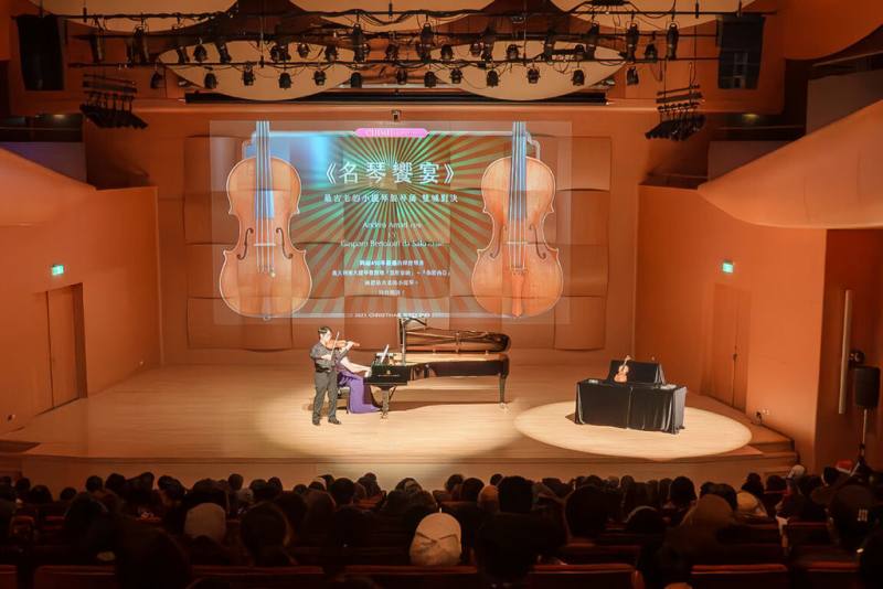台南奇美博物館自16日起連續兩個週末舉辦「2023聖誕週末」活動，首度將奇美廳音樂會加入表演節目，由兩把館藏名琴同台競演，帶來「名琴饗宴」，吸引不少樂迷進場。（奇美博物館提供）