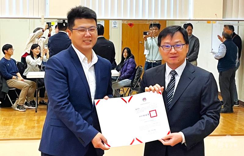 潘昭榮 (右)代表僑委會送上賀狀，恭喜ModeX Therapeutics資深科學家盧彥君接任NEACP會長