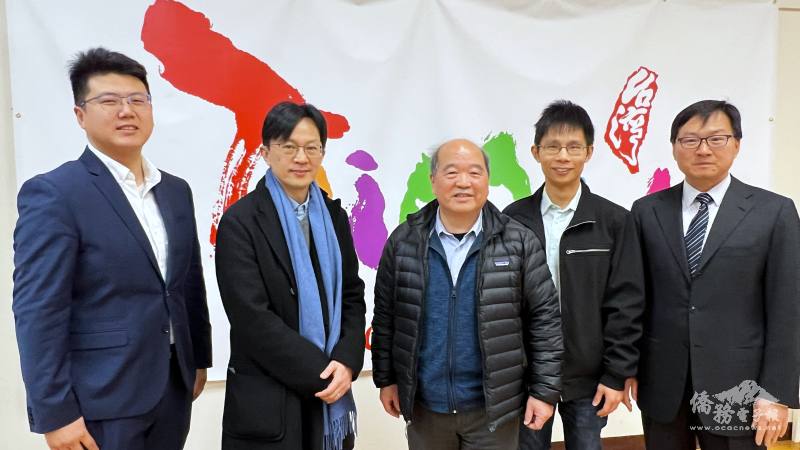 波士頓文教中心主任潘昭榮 (右起)見證紐英崙中華專業人員協會會長林致中，董事長周萬欽卸任，由麻州大學土木環境教授游子揚，生物科技公司科學家盧彥君依序接任董事長及會長