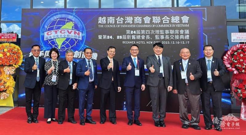 阮昭雄(右4)與出席貴賓合影