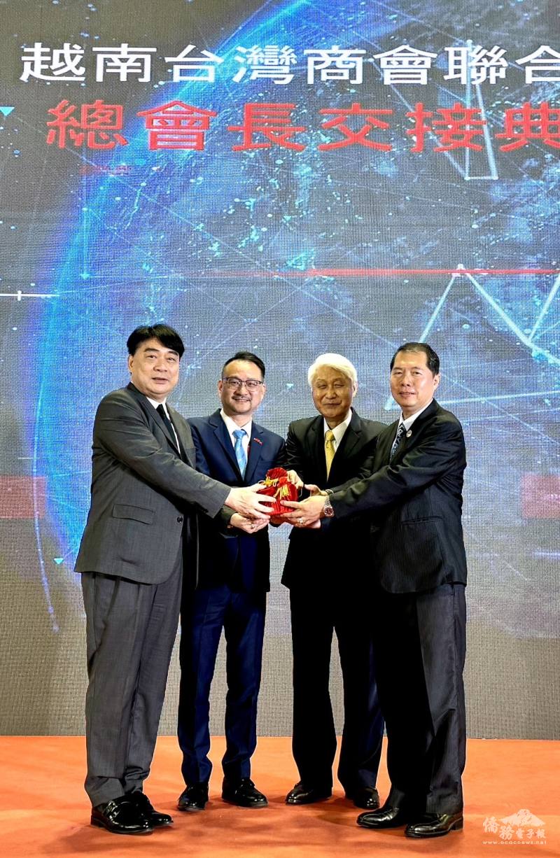 阮昭雄(左2)監交新滿任總會長