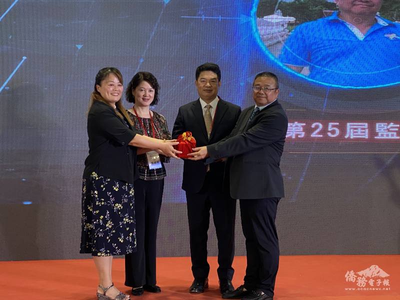 張淑燕(左2)監交新滿任監事長