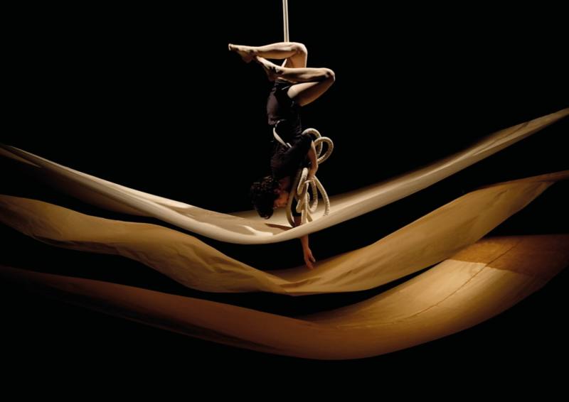 《紙Pli》作品利用紙張材質特性，結合馬戲，帶來領人屏息演出。（攝影Domitille Martin／台北表演藝術中心提供）