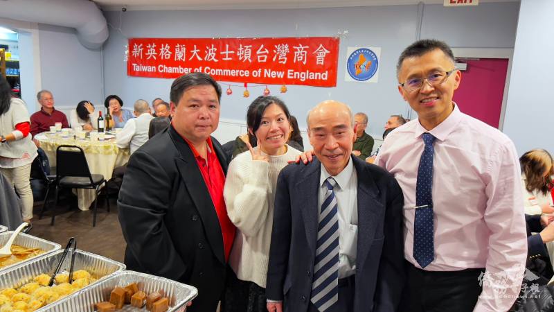 新英格蘭大波士頓臺灣商會會長王志維(右)，副會長蔡高進(左一)、歐怡君(左二)感謝榮譽會長蔡坤喜的支持