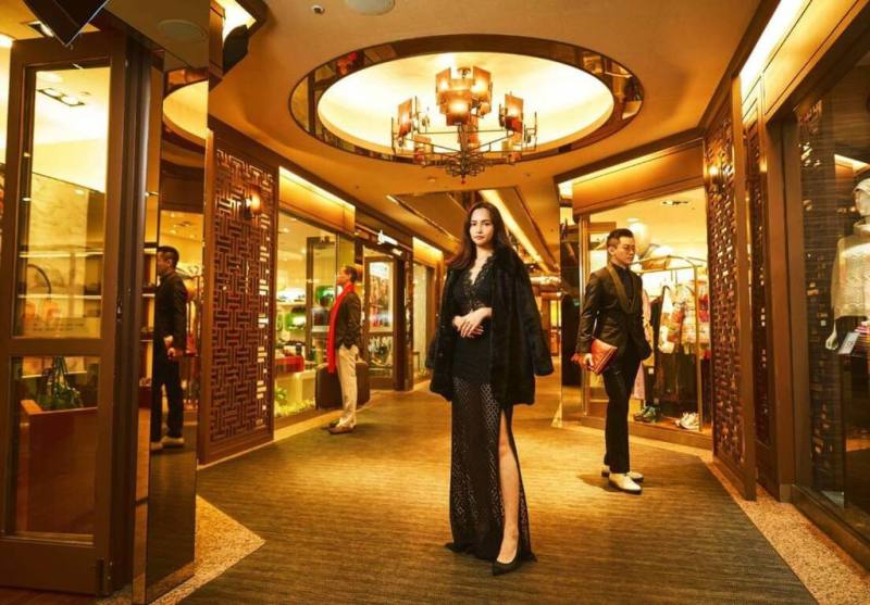 台北福華大飯店推出「福華1984（THE GREAT HOWARD）」特別活動，邀民眾穿上時髦有型的80年代裝扮，穿梭在飯店內多達7處的獨家復古空間，感受時光倒流回台北城最璀璨的鎏金歲月，還可抽餐券及福袋。（台北福華飯店提供）